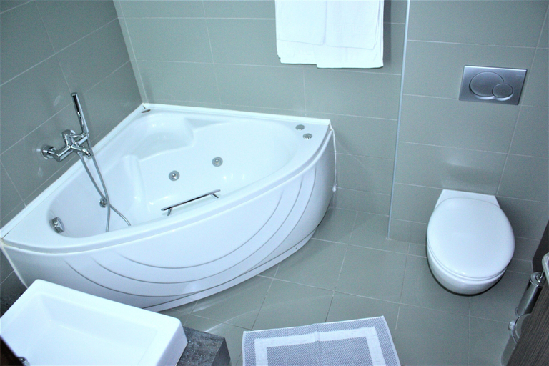 Bathroom 5, Hotel Cariatis, Central Macedonia