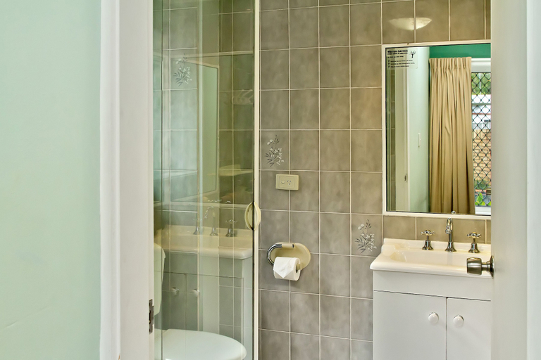Bathroom 5, Limassol Motel, Gold Coast