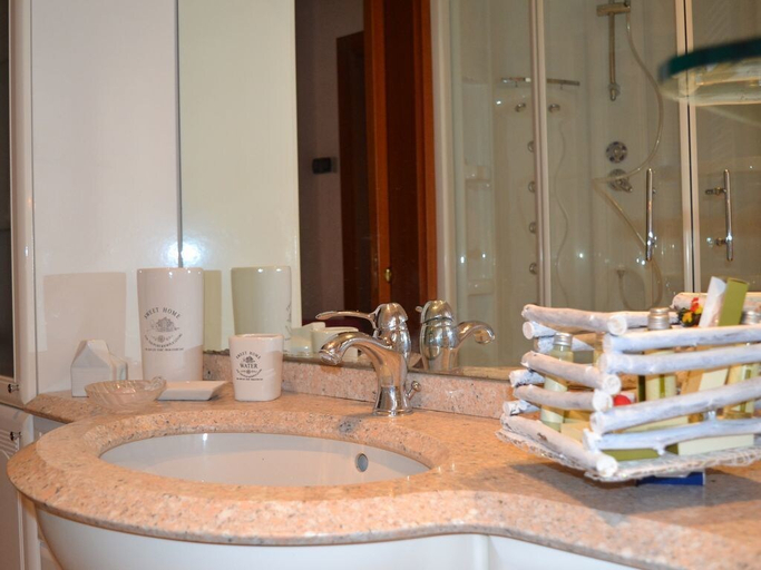 Bathroom sink, Ivana Thermal House, Padua