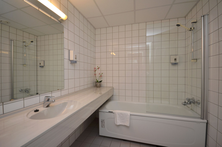 Bathroom 4, Grand Hotel - by Classic Norway Hotels, Rauma