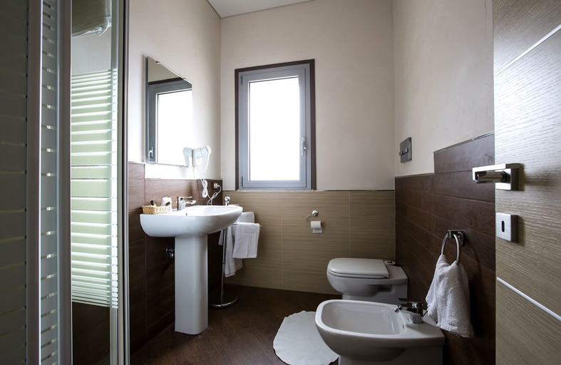 Bathroom 4, Garden Holiday, Syracuse