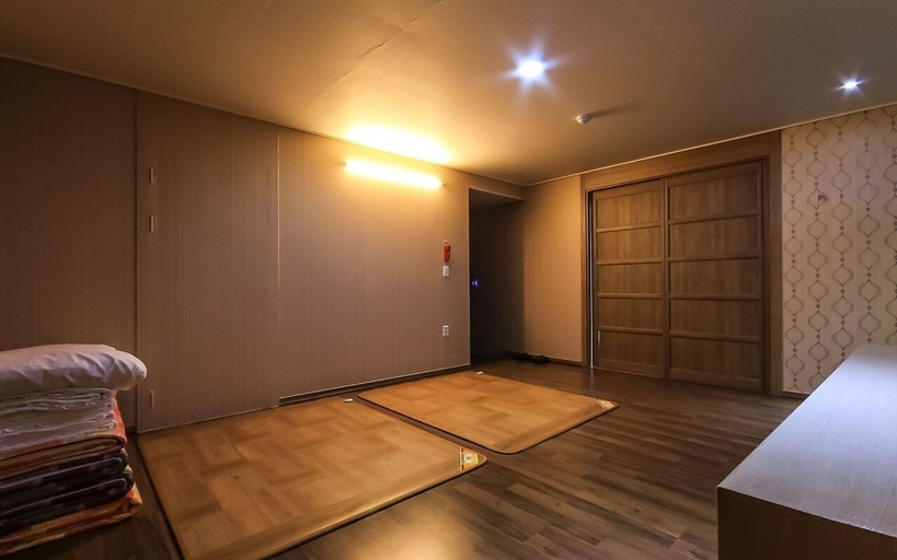 Others 5, Residence Hotel R, Buk