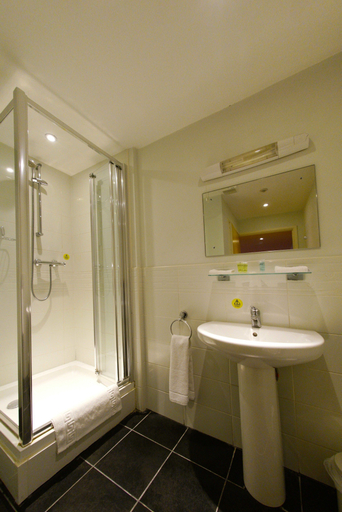 Bathroom 4, Three Queens Hotel, Staffordshire