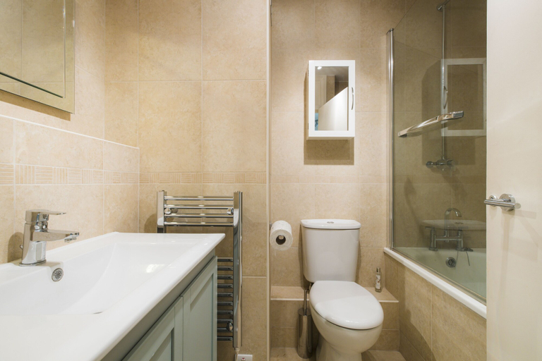 Bathroom 4, JOIVY Sublime 1 bed flat with Thames view, London
