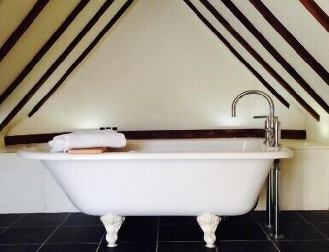 Bathroom 3, Manor Hotel, Slough