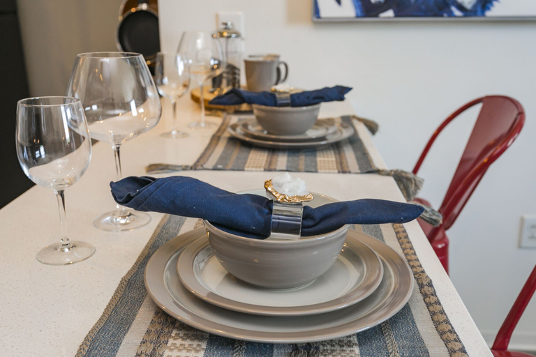 Food & Drinks, Mid Century Modern Downtown Condo | 30+ Night Min, Davidson