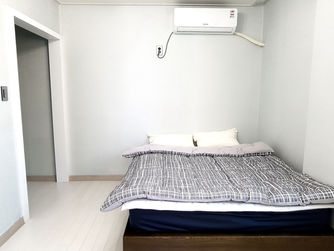 Bedroom 3, You & I Pension, Gumi