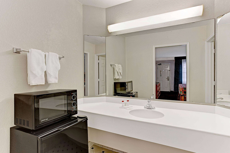 Bathroom 4, Days Inn Tucson City Center, Pima
