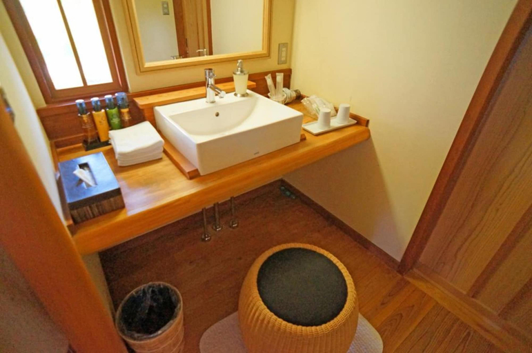 Bathroom 3, Mujinzo, Yufu