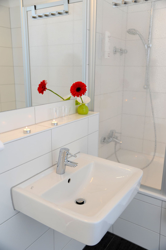 Bathroom 5, H+ Hotel 4 Youth Berlin Mitte, Berlin