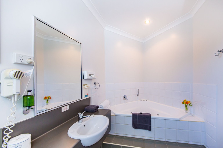 Bathroom 5, Ascot Lodge Motor Inn Kingaroy, Kingaroy
