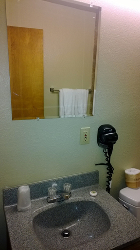 Bathroom 5, Downtown Value Inn, Multnomah