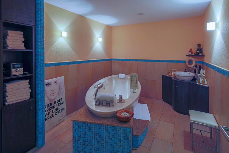 Bathroom 5, Hotel-Restaurant Kunz, Pirmasens