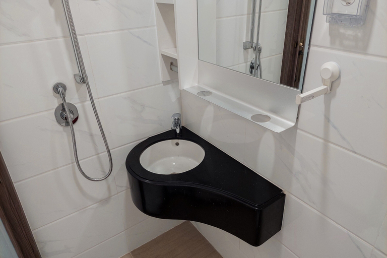 Bathroom 5, Stunning Studio Apartment at Sky House BSD By Travelio, Tangerang Selatan