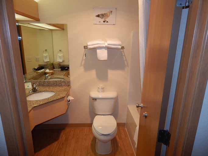 Bathroom 4, Inn at Wecoma, Lincoln