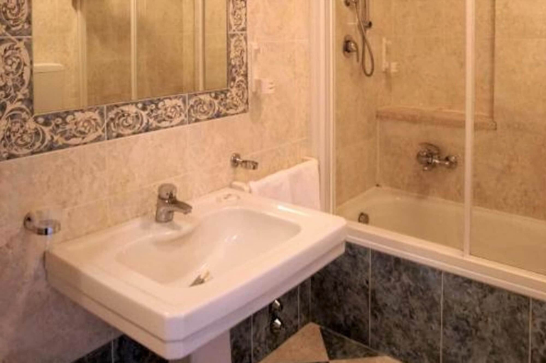 Bathroom 4, Grand Hotel Regina, Parma