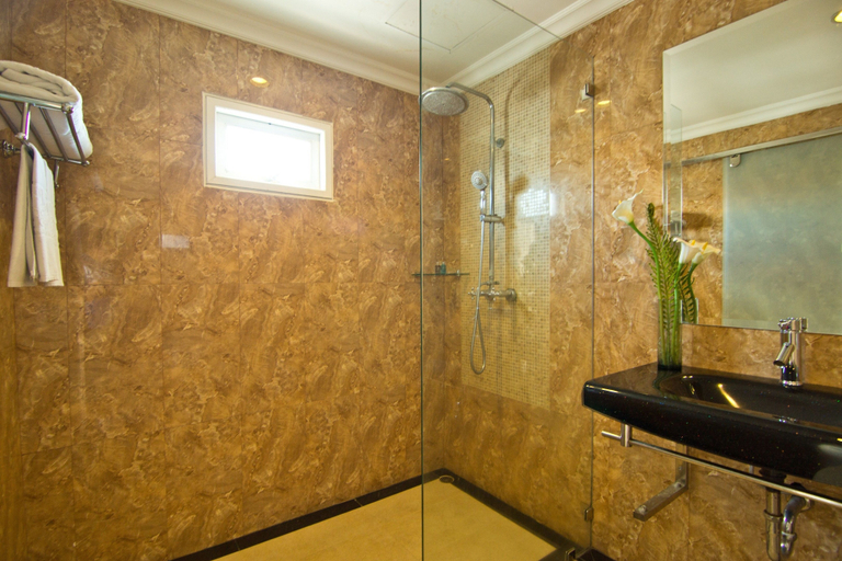 Bathroom 5, LK Mantra Pura Resort, Pattaya