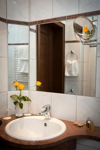 Bathroom 5, Hotel Borchers, Celle