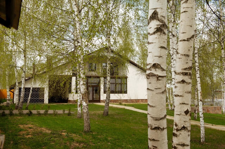 Exterior & Views