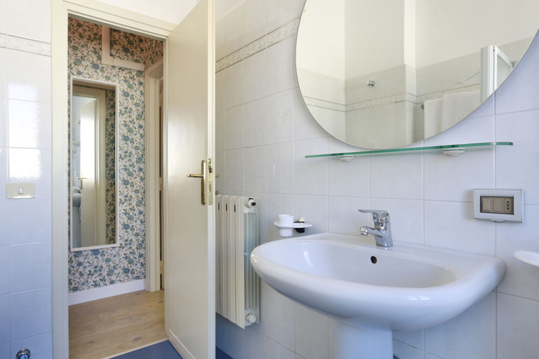 Bathroom 5, Hotel Lupori, Lucca