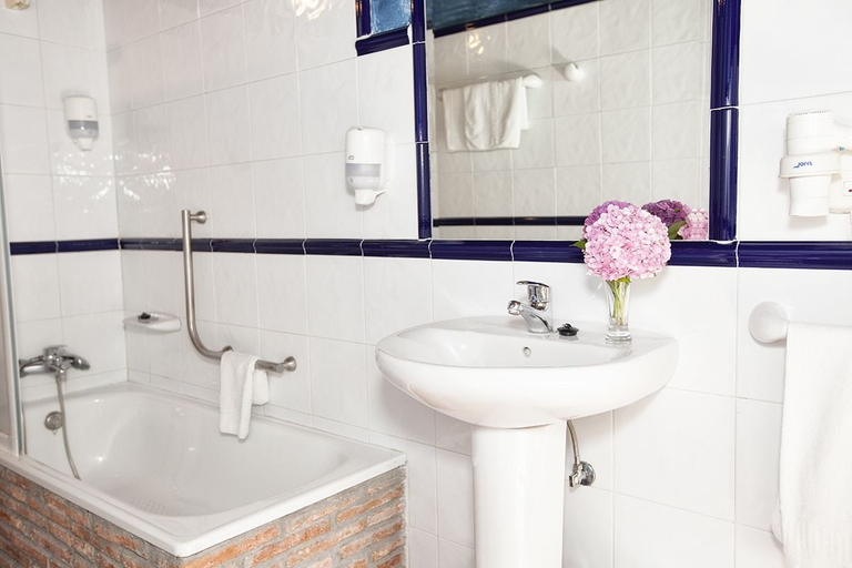 Bathroom 4, La Casona de Sobrepiedra, Asturias