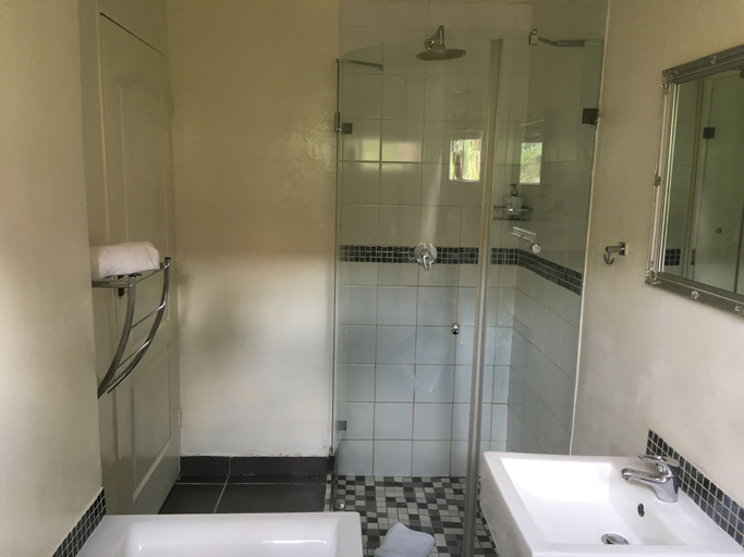 Bathroom 4, House on Morninghill, Ekurhuleni