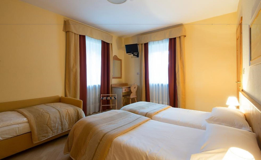 Bedroom 3, Garni Bellavista, Belluno