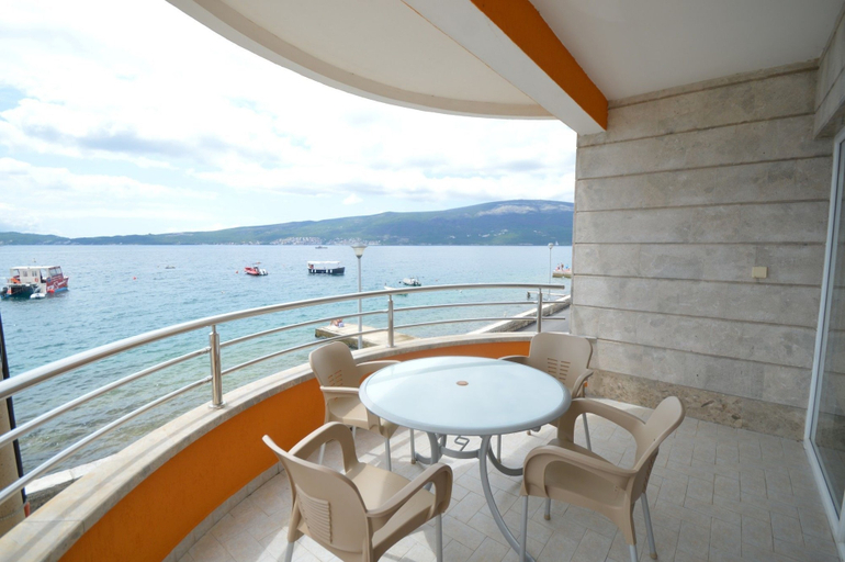 Others 5, Seafront Apartment Bijela