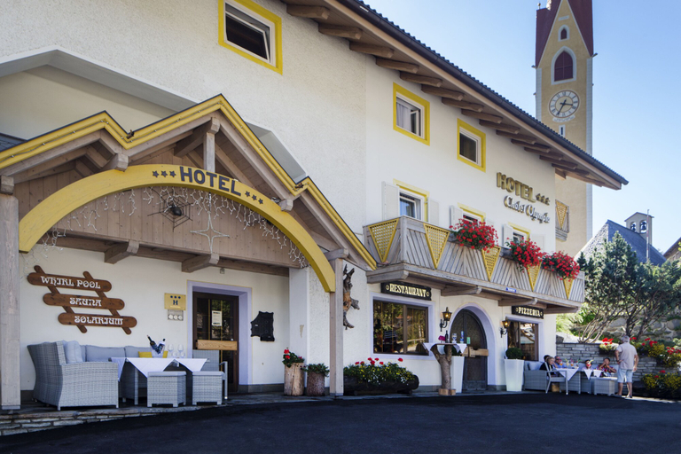 Exterior & Views