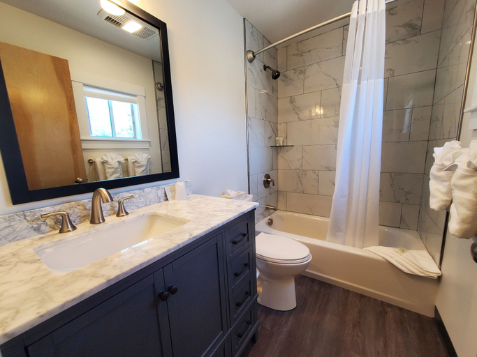 Bathroom 4, Anchorage Motel, Hancock