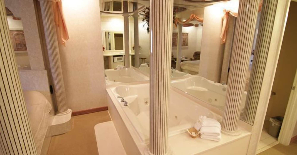 Bathroom 4, Magnolia Inn And Suites, Desoto