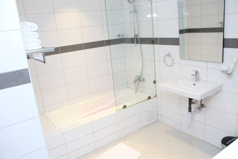 Bathroom 4, Golden Tulip Ibadan, IbadanNorth-West