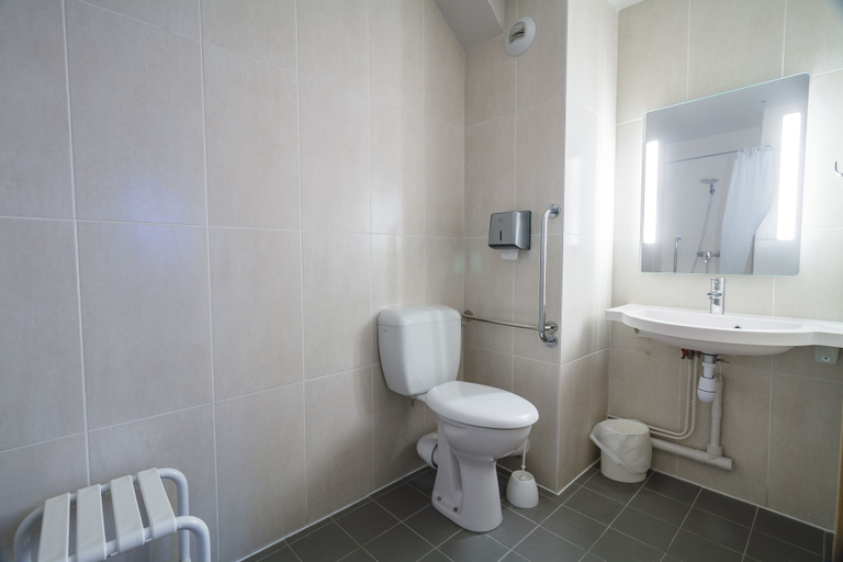 Bathroom 4, B&B HOTEL Saint-Brieuc, Côtes-d'Armor