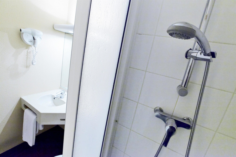 Bathroom 5, Hotel Kyriad Beauvais Sud, Oise