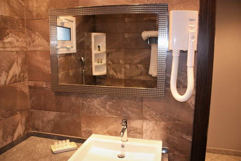 Bathroom 5, Hotel Cariatis, Central Macedonia