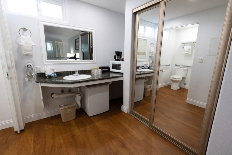 Bathroom 4, King Frederik Inn, Santa Barbara