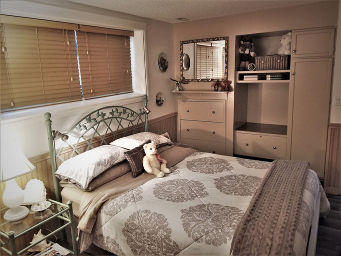 Bedroom 3, Along River Ridge, Division No. 6
