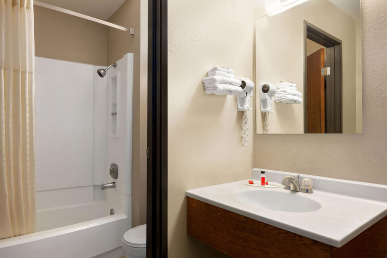 Bathroom 4, Super 8 by Wyndham Hannibal, Marion