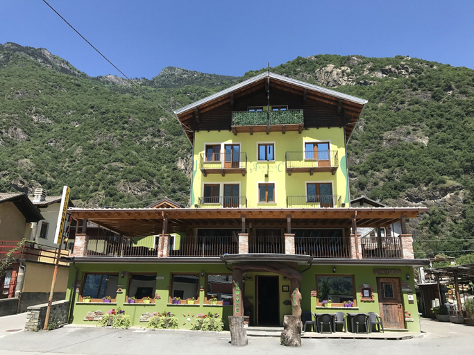 Exterior & Views