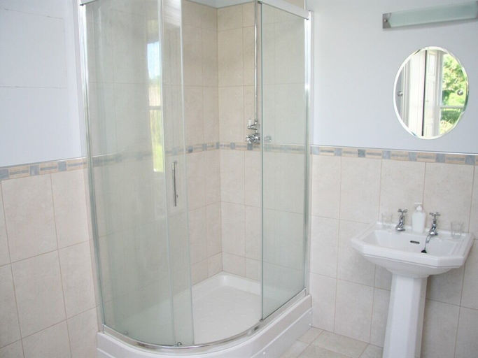 Bathroom 3, Glynhir Mansion, Carmarthenshire