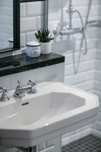 Bathroom 4, Residence Les Boulevards, Paris