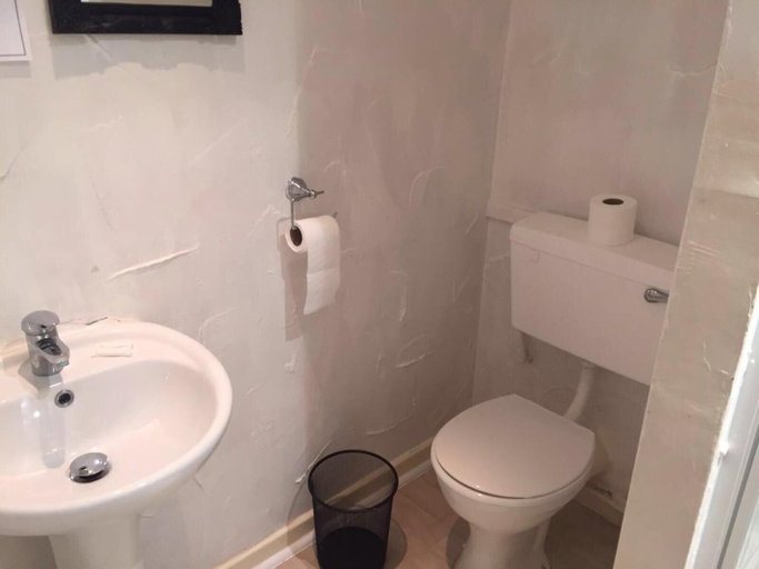 Bathroom 3, The Driftwood, Blackpool