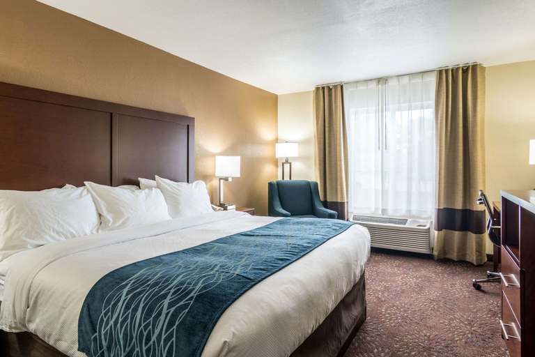Bedroom 3, Comfort Inn & Suites - Hannibal, Ralls