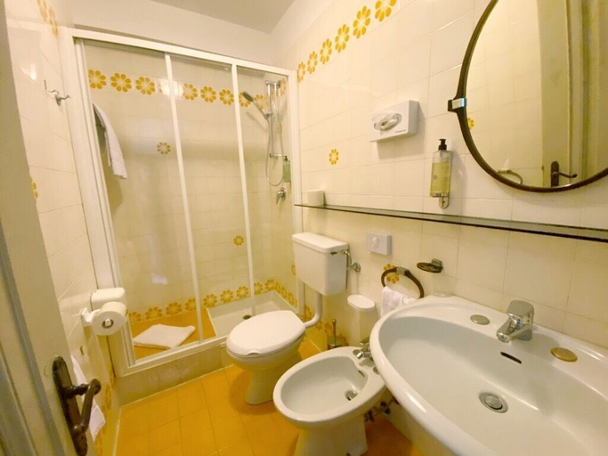 Bathroom 4, Grand Hotel Regina, Parma