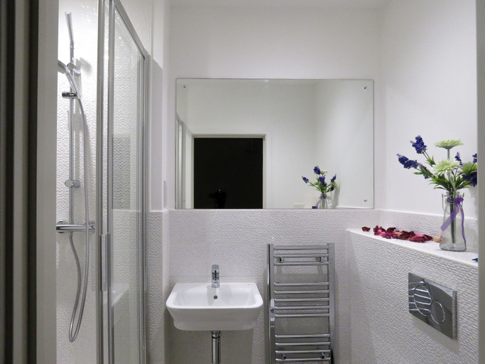 Bathroom 5, Tudors eSuites Private Garden & Garage, Birmingham