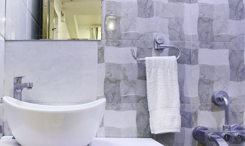 Bathroom 4, Itsy Hotels Elmas Golden Key, Bangalore