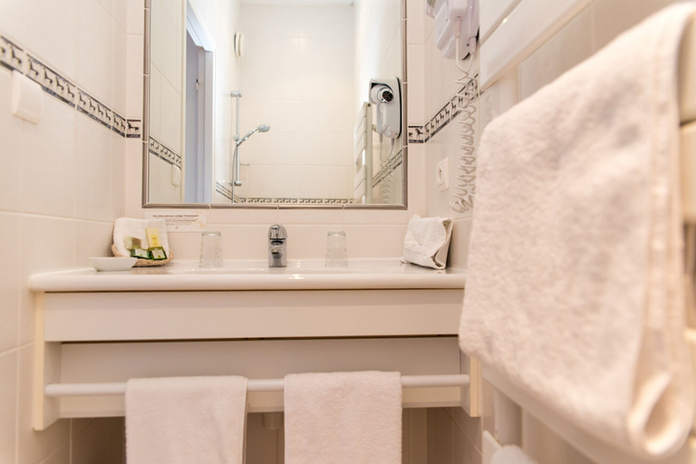 Bathroom 4, Hôtel Lutétia & Spa La Baule, Loire-Atlantique