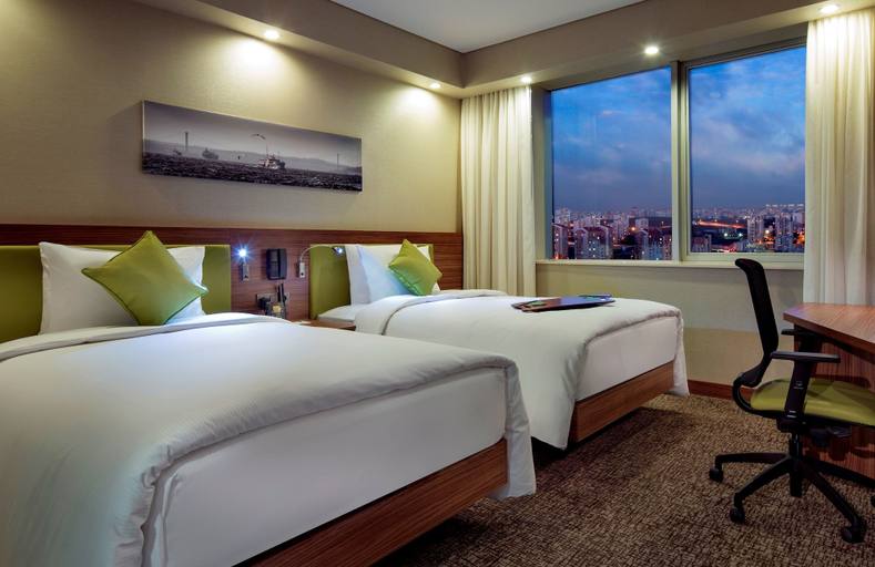 Bedroom 2, Hampton by Hilton Istanbul Kayasehir, Basaksehir