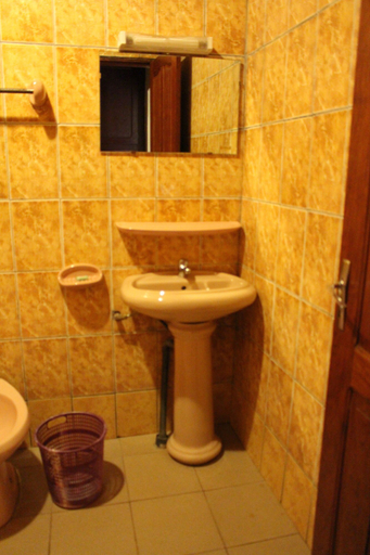 Bathroom 3, Hôtel Place de La Météo, Menoua