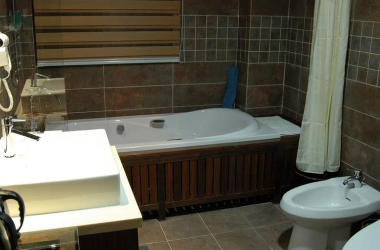 Bathroom, Taiping Lake Clove Garden Hotel, Huangshan